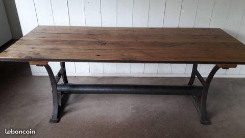 Grande table en bois et métal style industriel