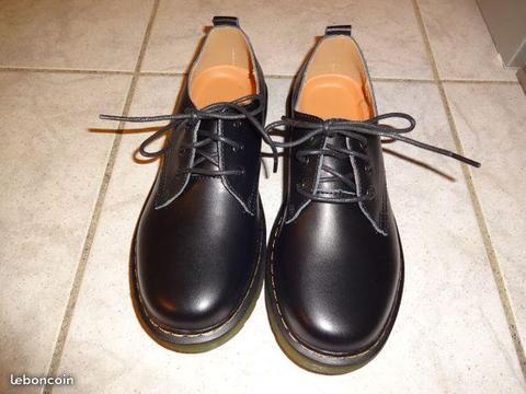 Chaussure noire cuire 3 œillets