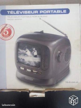 Ancienne petite télévision noir et blanc neuve
