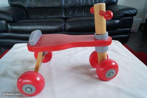 Tricycle rouge en bois