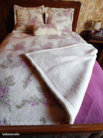 Couvre lit en laine avec coussins