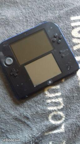 Une console 2 DS noir et bleu avec sont chargeur