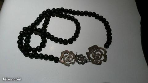 Collier a perles noires et fleurs