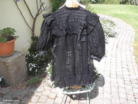 Robe ancienne en gaze façonnée