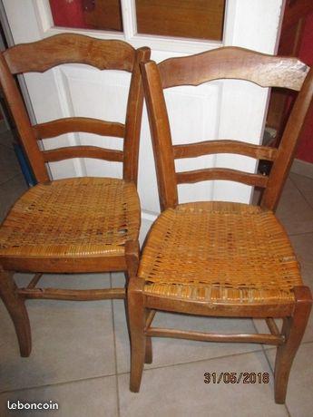 2 chaises en bois