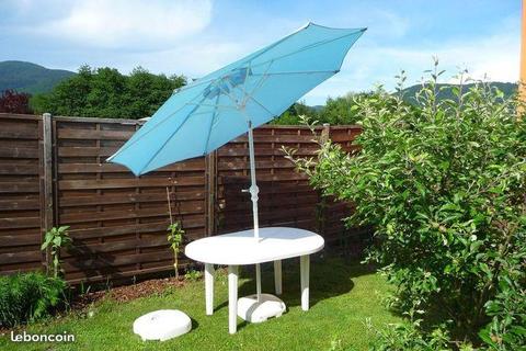 Table et parasol de jardin