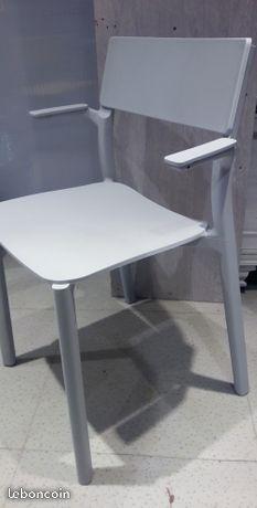 Chaise grise à accoudoirs modèle JANINGE-IKEA