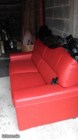 Canapé 3 places en cuir rouge jamais utilisé