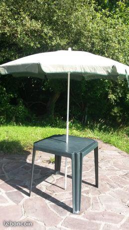 Table de jardin avec parasol