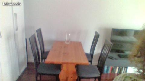 Table en pin et 4 Chaises