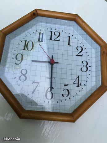 Horloge octogonale en bois