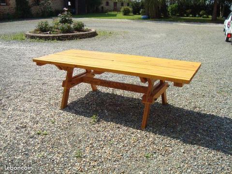 Table de jardin en bois bon etat solide