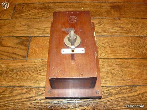 Commutateur de ligne téléphonique vintage en bois