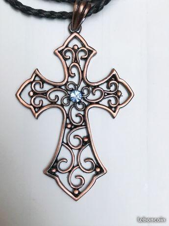 Collier croix gothic