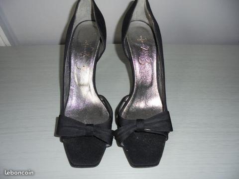 Chaussures neuves : escarpins noirs découverts
