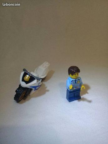 MOTO ET POLICIER LEGO