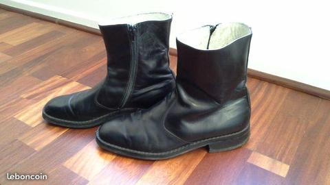 Bottes en cuir noir, avec semelle en caoutchouc