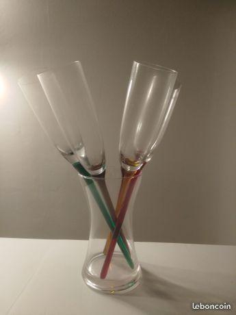 4 Flutes de Champagne dans vase