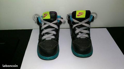 Chaussures Nike enfant taille 22,5