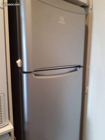Refrigerateur congelateur en haut Indesit