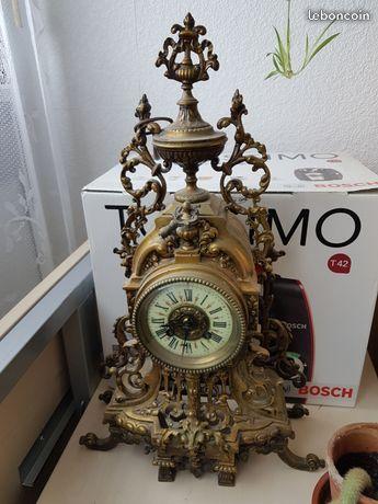 Horloge cartel en bronze doré, de style Louis XV