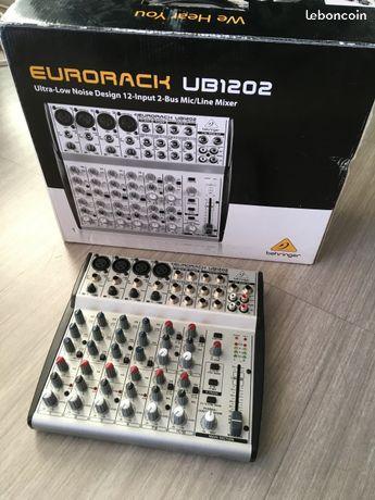 Console de mixage analogique BEHRINGER - UB1202