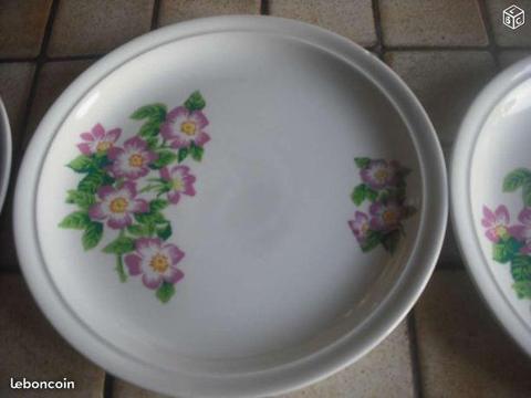 3 assiettes blanches /bouquet fleurs roses (cbj