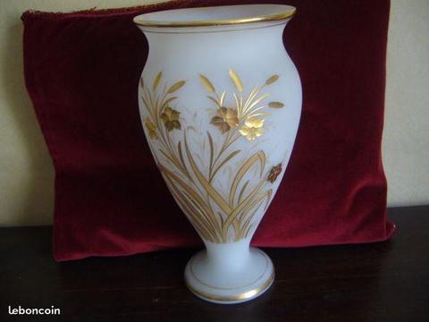 Superbe vase opaline incrustations or très ancien