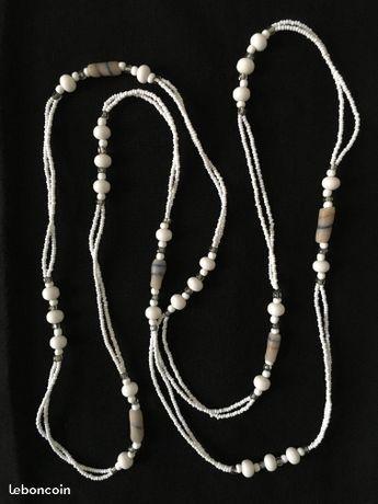 Collier long (sautoir) en perles blanches décorées