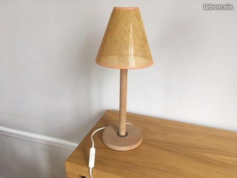 Petite lampe en bois avec abat-jour