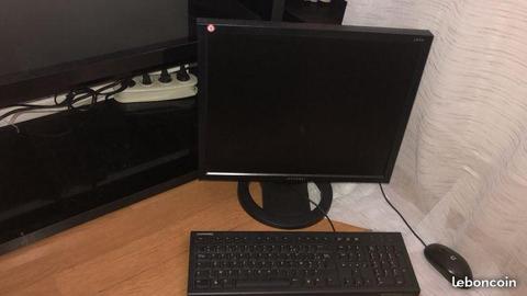 Écran d,ordinateur, clavier et souris