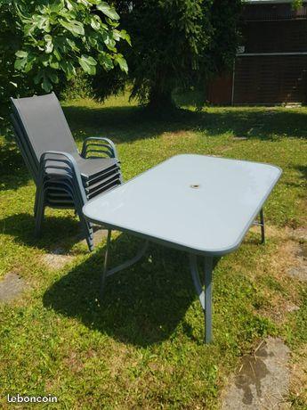 table de jardin avec 6 chaises