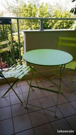 1 Table et 2 chaises vert anis en métal