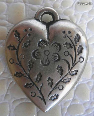 Joli pendentif coeur métal et fleurs 1980