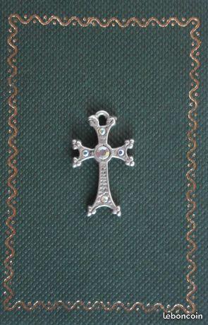 Ancien pendentif croix métal strass bon état