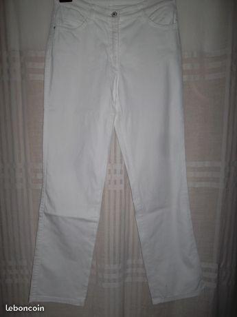 Jean blanc poches arrières décorées de strass