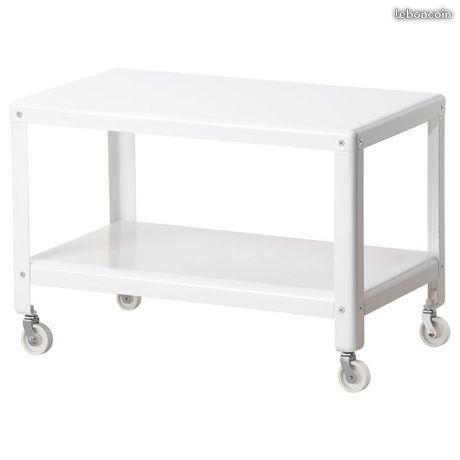 Table basse IKEA en acier à roulettes