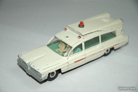 Dinky Toys Superior Criterion ambulance 1/43