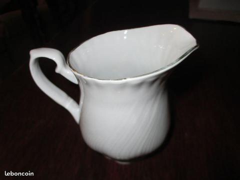 Pot a lait ou cafe vintage en porcelaine