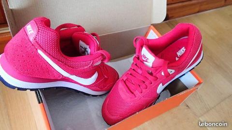 Baskets basses daim-tissu fushia NIKE taille 36,5