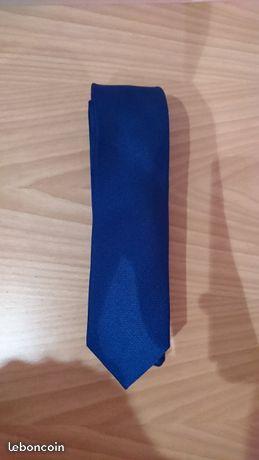 Superbe Cravate fine CALVIN KLEIN soie bleu