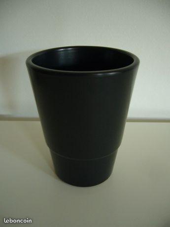 Vase en céramique noire. Etat neuf