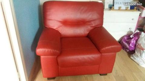 gros fauteuil en simili cuir rouge