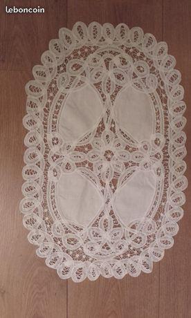 Napperon ovale blanc