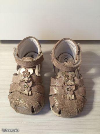 Chaussures / sandalettes fille taille 22