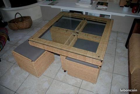Table basse en rotin tressé avec 4 tabourets