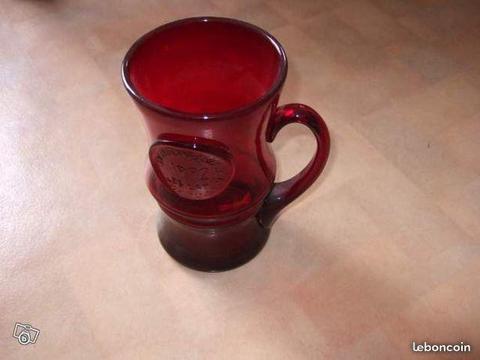 Verre à biere original en verre rouge - vase