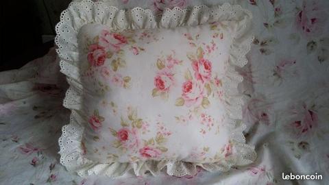 Charmant petit coussin shabby chic floral