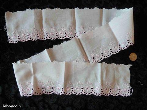 Ancienne bande de dentelle broderies roses JM