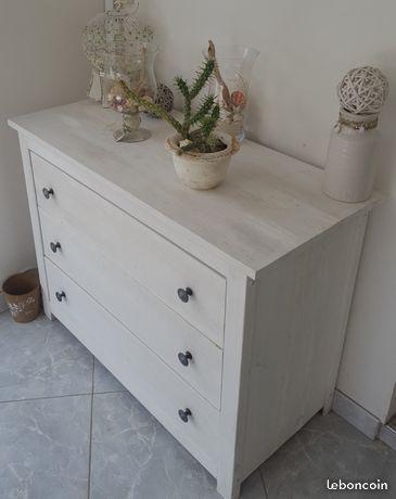 Commode en bois blanchis